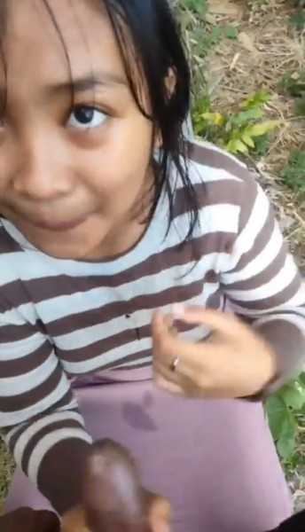 Background nonton video viral Bocil Imut Dicrot Dimuka Malah Ketawa Kesenengan Minta Tambah